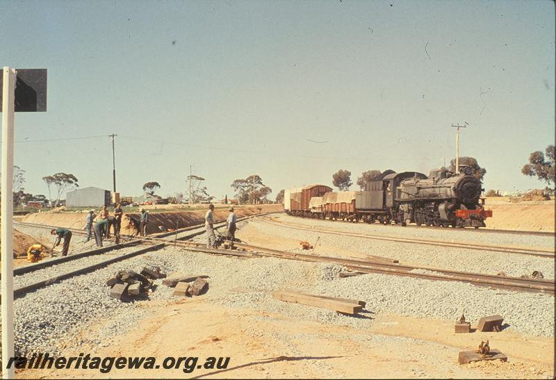 P09766
PM class on up goods, standard gauge construction work on diamond, east end of West Merredin yard. EGR line.
