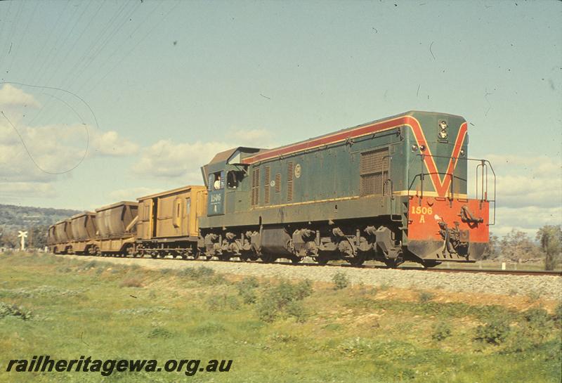 P09782
A class 1506, loaded bauxite, on curve from SW main leaving Mundijong Junction. FM line.
