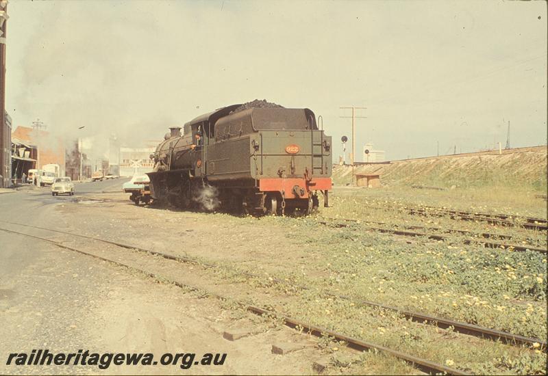 P09808
W class 922, shunters float, shunting across road, Fremantle. ER line.
