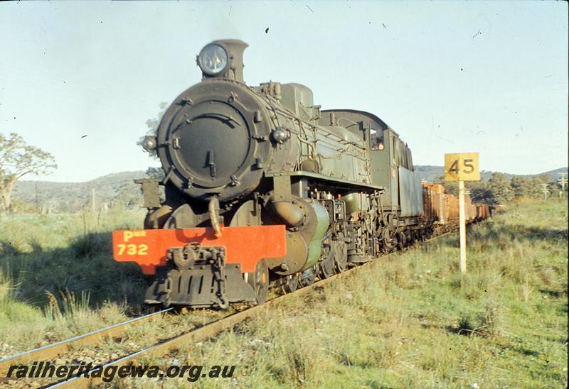 P09822
PMR class 732, on up goods, speed restriction board, south of Pinjarra. SWR line.
