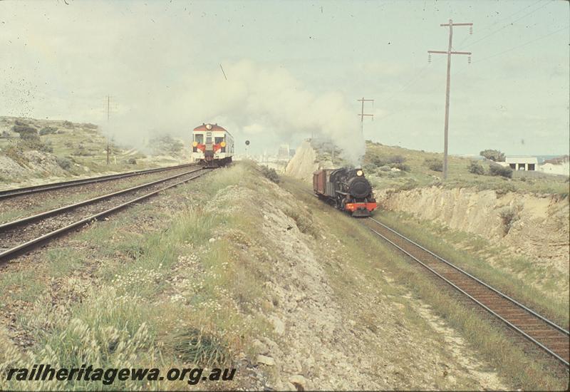 P09847
Railcar set on down main, PMR class 715 on Leighton to Cottesloe goods line, yellow disks on railcar for Royal Show special, departing Leighton. ER line.
