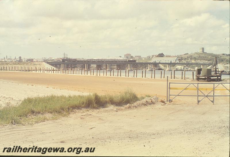 P09849
DD class 591 on up passenger, Fremantle bridge, distant view. ER line.
