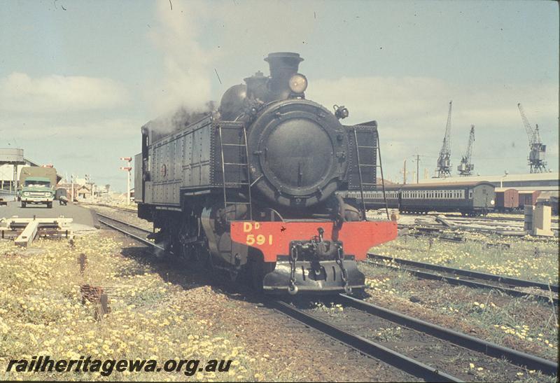 P09851
DD class 591, back platform, shunting onto train, Fremantle. ER line,
