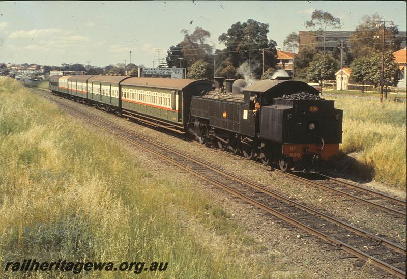 P09854
DD class 600, up show special, carriages in four different liveries, approaching Daglish. ER line.
