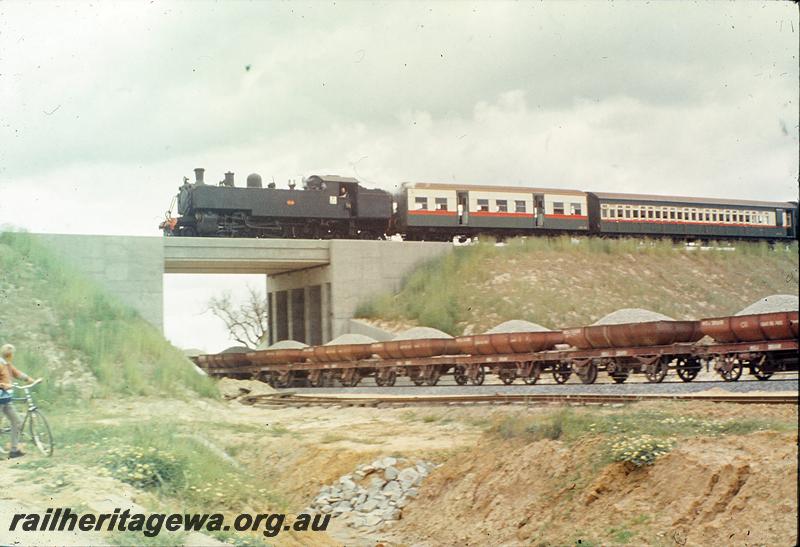 P09864
DD class 598, down show passenger, on Kenwick Flyover, standard gauge ballast train underneath bridge. SWR line.
