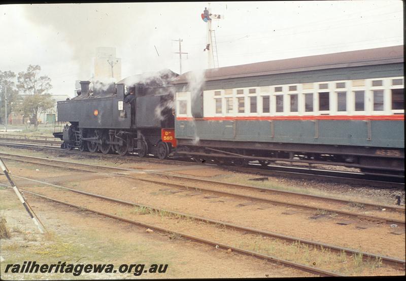 P09867
DM class 585, AS class carriage in the green and white with red stripe livery, semaphore signal, departing Welshpool. SWR line.
