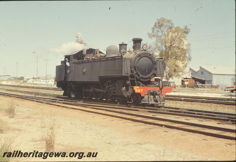 P09886
DM class 587, shunting, Robbs Jetty. FM line.
