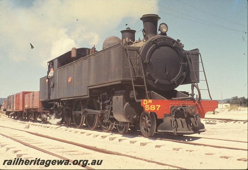 P09888
DM class 587, shunting, Robbs Jetty. FM line.
