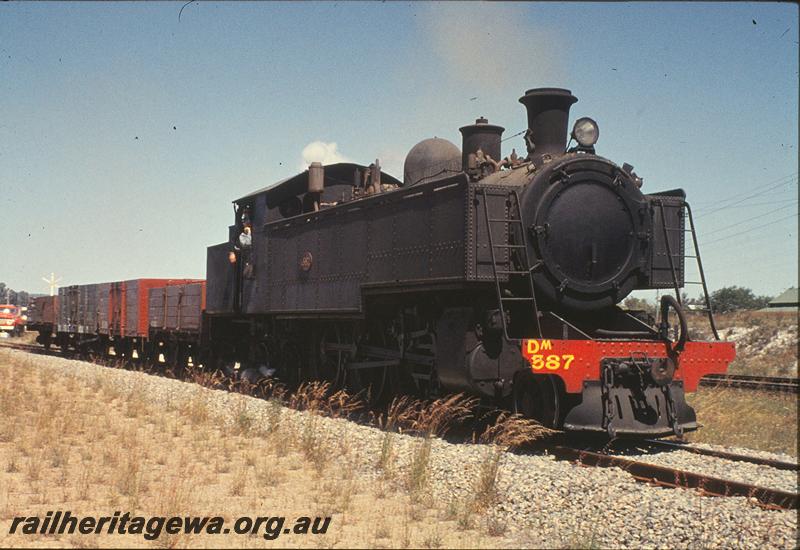 P09889
DM class 587, shunting, Robbs Jetty. FM line.
