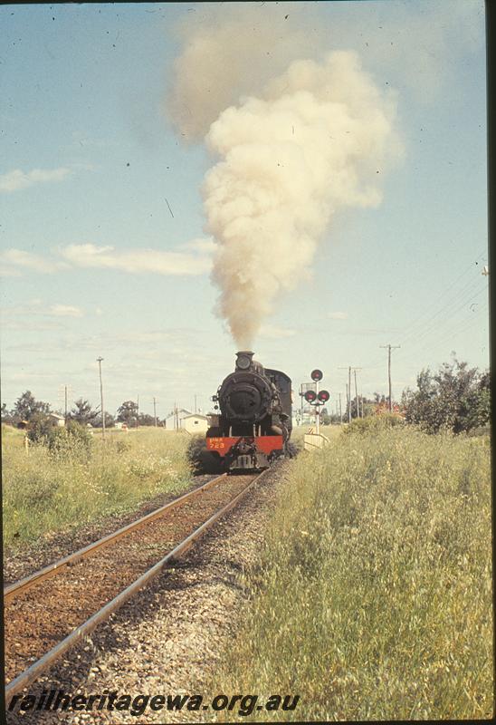 P09891
PMR class 723, up goods, junction signals, departing Pinjarra. SWR line.
