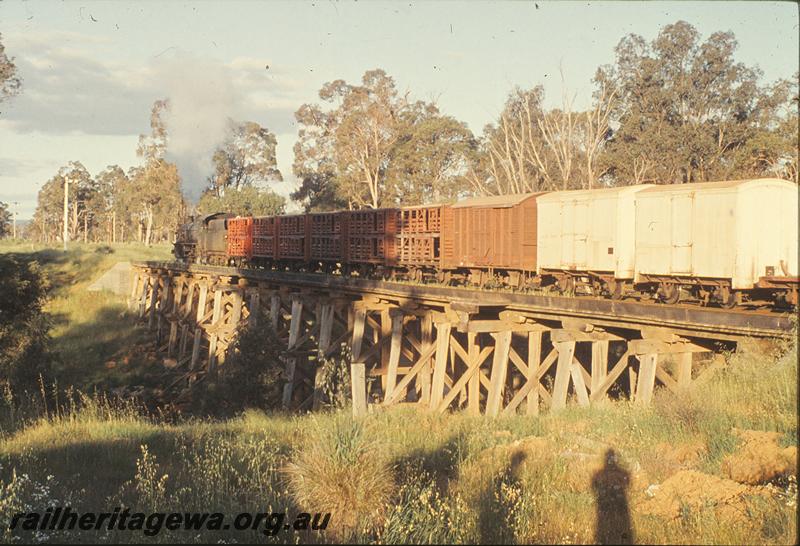 P09895
W class, up goods, EA class cool storage vans in the consist, trestle bridge, Boyanup, down home signal visible. PP line.
