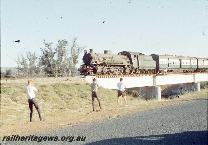 P09949
W class 904, holiday passenger ex Bunbury, Collie River Bridge. SWR line.
