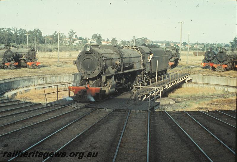 P09977
V class 1214, turntable, FS class 451, W class 956, W class 935, W class 920, W class 926 in background, Collie loco shed. BN line.
