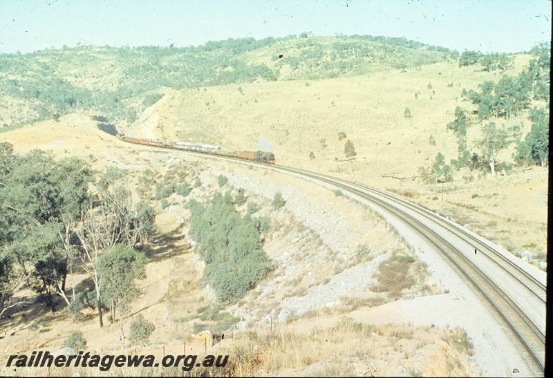 P09979
V class 1207, up goods, cattle wagon, motor car body wagons, approaching No 1 Cut, Avon Valley line.
