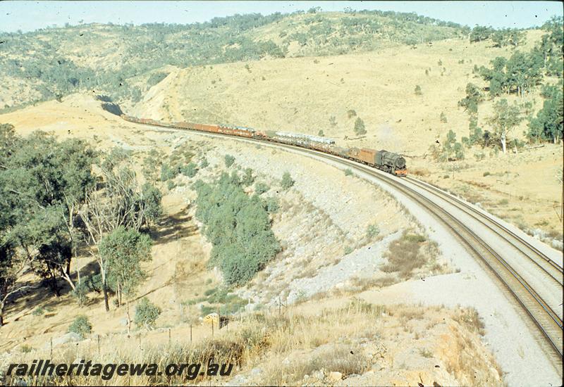 P09980
V class 1207, up goods, cattle wagon, motor car body wagons, approaching No 1 Cut, Avon Valley line.
