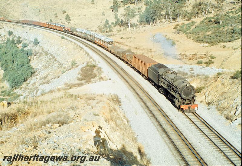 P09981
V class 1207, up goods, cattle wagon, motor car body wagons, approaching No 1 Cut, Avon Valley line.
