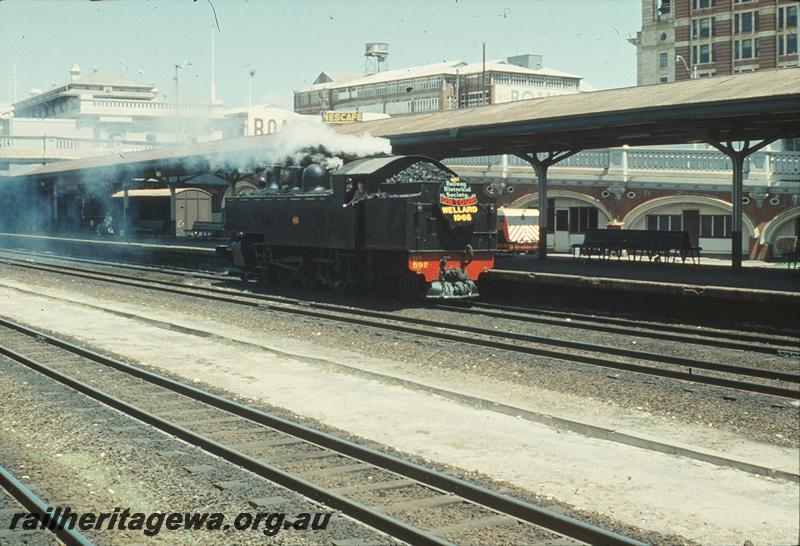 P09983
DD class 592, platform, platform canopy, top of station building, horseshoe bridge, bogie van in Fremantle dock, Wickham car behind dock, Perth station. Wellard tour train. ER line.
