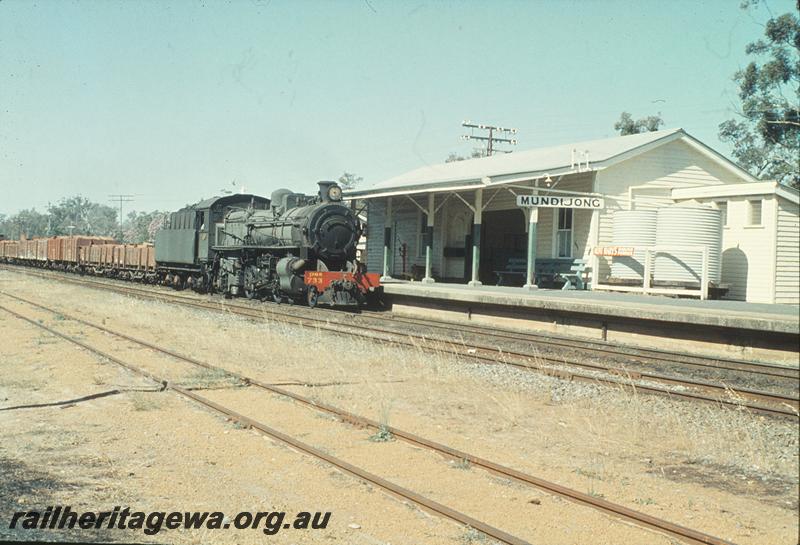 P09989
PMR class 733, down goods, station building, platform, nameboard platform scales, advertising 