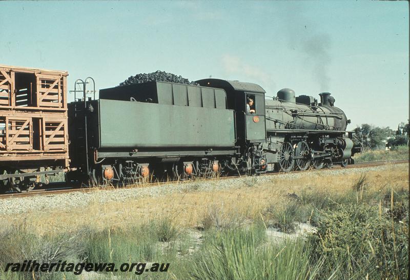 P09992
PMR class 733, down goods, picking up sheep wagons, on loop line, Serpentine. SWR line.
