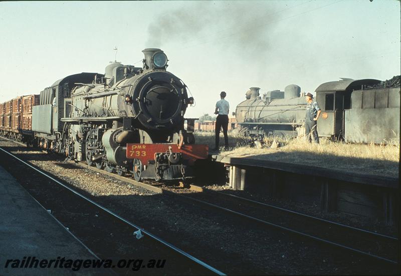 P09995
PMR class 733, down goods arriving Down platform, PM class 708 up goods in back platform, crews changing over, Pinjarra. SWR line.
