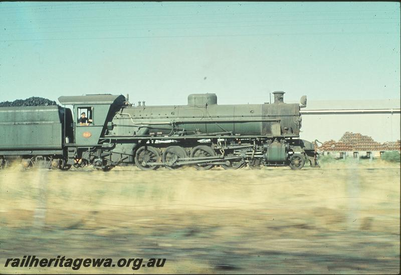 P10000
W class 941, down goods, at speed, between Picton Junction and Dardanup. PP line.
