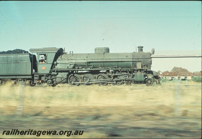 P10000
W class 941, down goods, at speed, between Picton Junction and Dardanup. PP line.
