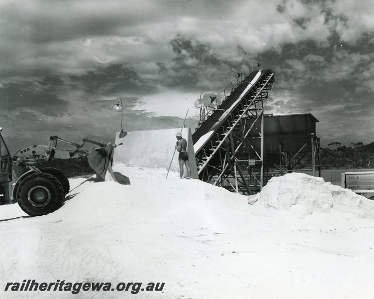 P10015
Loading of salt, Lake Lefroy, XNG class wagons being loaded.
