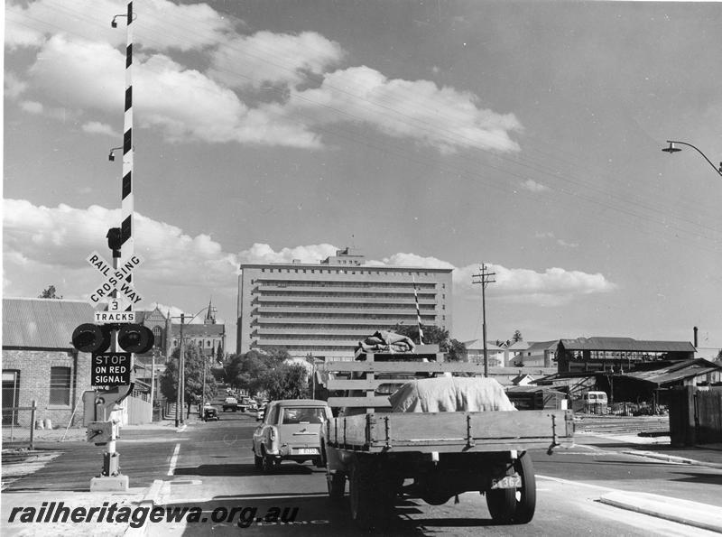 P10044
Boom gates, Lord Street level crossing. shows Royal Perth Hospital in background
