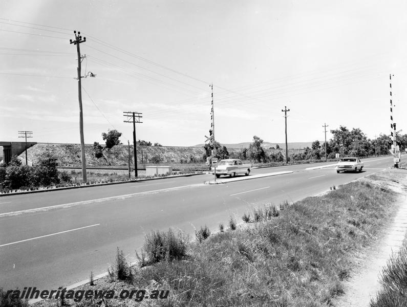 P10045
Boom gates on Standard Gauge line on Albany Highway, narrow gauge flyover in background
