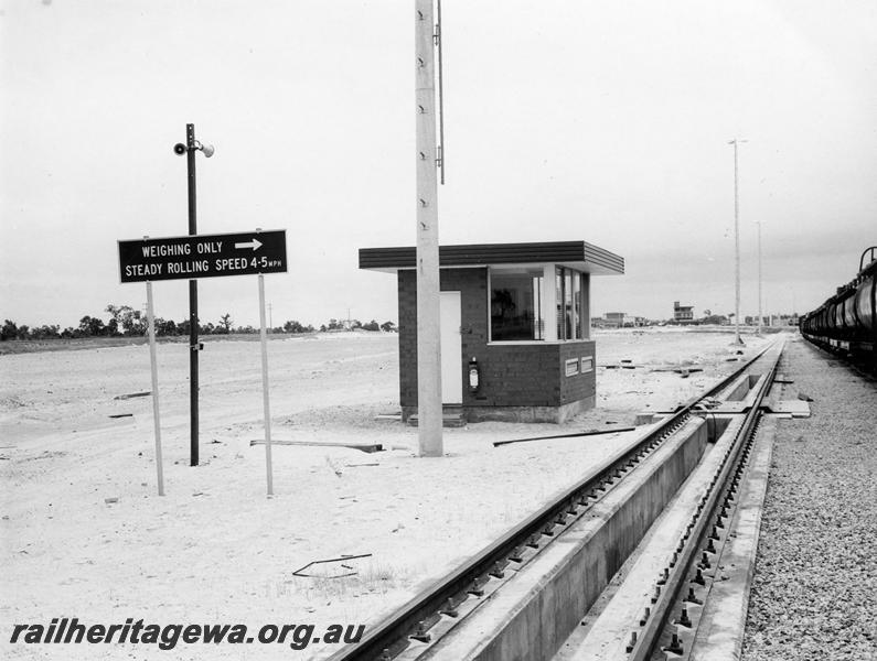 P10057
Weighbridge, Forrestfield Yard, automatic, view along track in front of building
