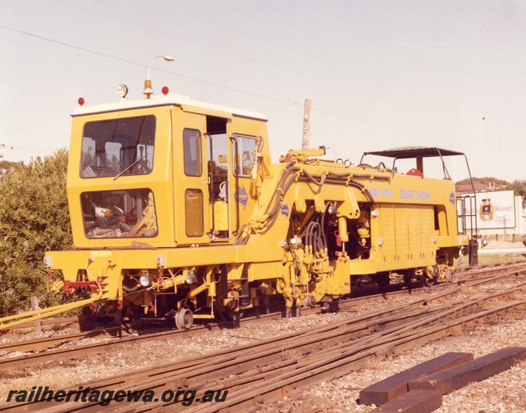 P10082
Track tamping machine, front and side view, tamping track
