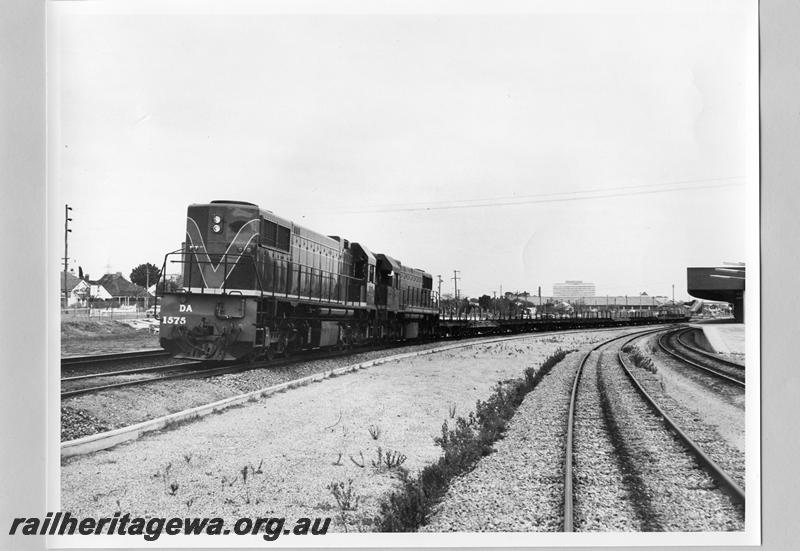 P10092
DA class 1575 double heading with another D/DA class, east Perth Terminal, goods train.
