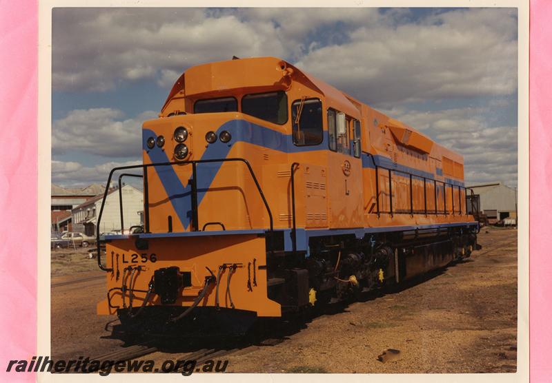 P10140
L class 256 in orange Westrail livery with blue stripe but no white lining, when newly painted, front and side view
