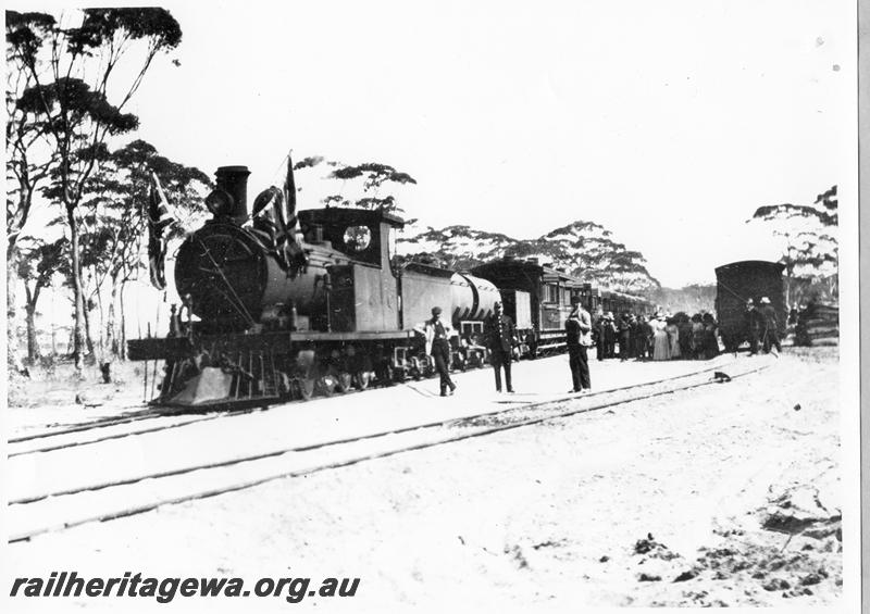 P10146
O class loco hauling the inaugural train between Katanning and Nampup, KP line. Loco decked out with flags
