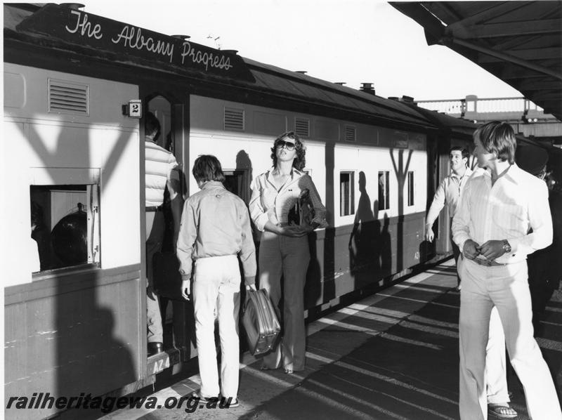 P10178
AZ class 433, passengers embarking on the final 