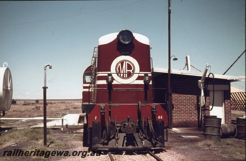 P10226
MRWA F class 44, refuelling facilities, end of JG tank, Mingenew, MR line, end view of loco
