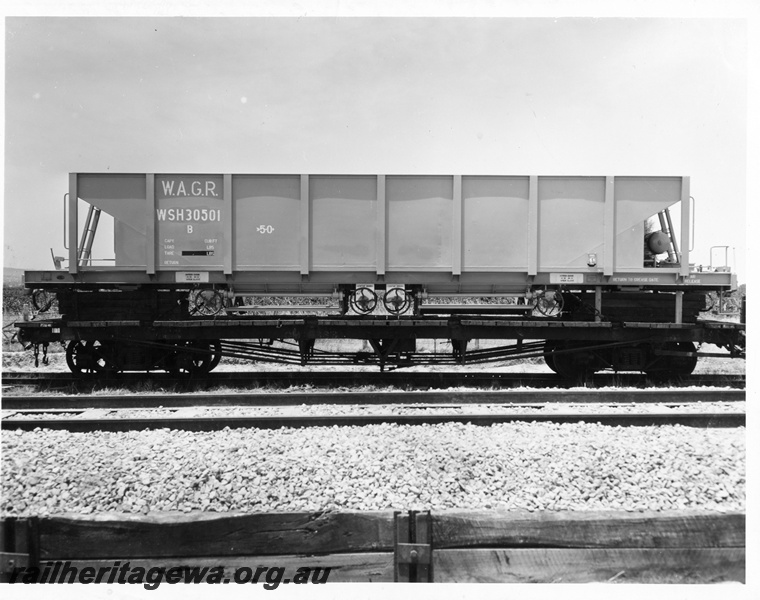 P10240
WSH class 30501 standard gauge ballast hopper being transported on a narrow gauge flat wagon, side view
