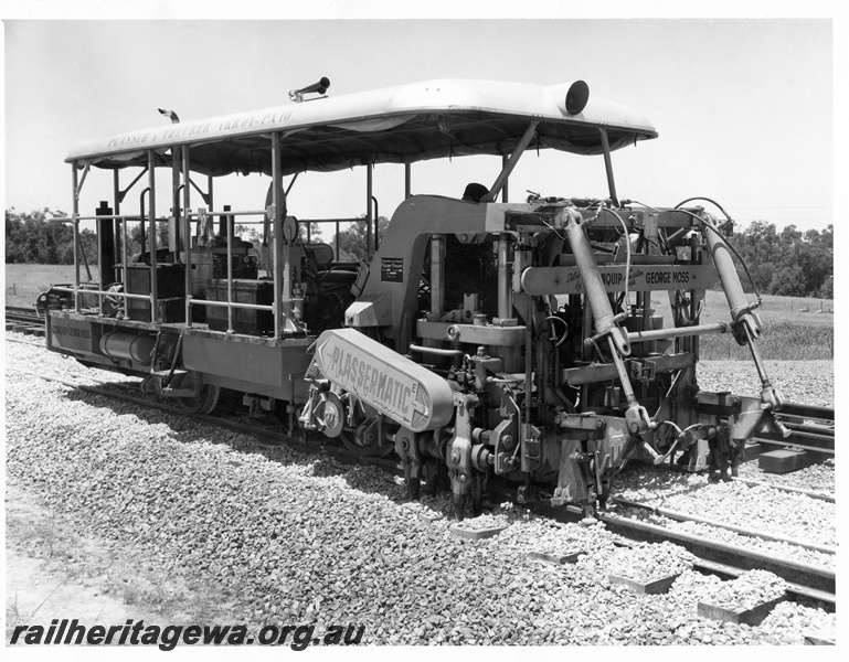 P10250
Plasser track tamping machine, working, side and front view
