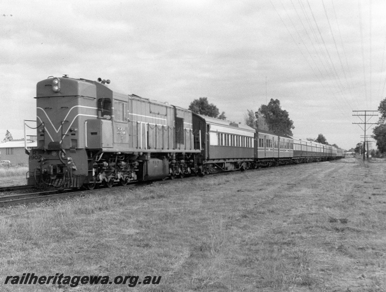 P10275
R class 1902, Australind set strengthened with suburban carriages, Bunbury bound Australind near Maddington, SWR line
