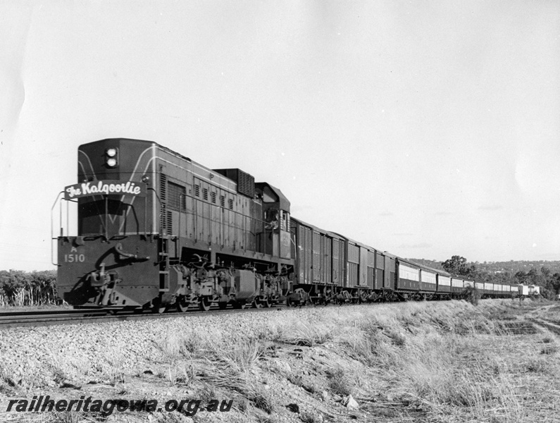 P10283
A class 1510 in green livery hauling an 