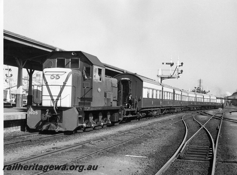 P10284
B class 1605 in green livery, hauling the Australind carriages from the Carriage Sheds into Platform seven, Perth Station
