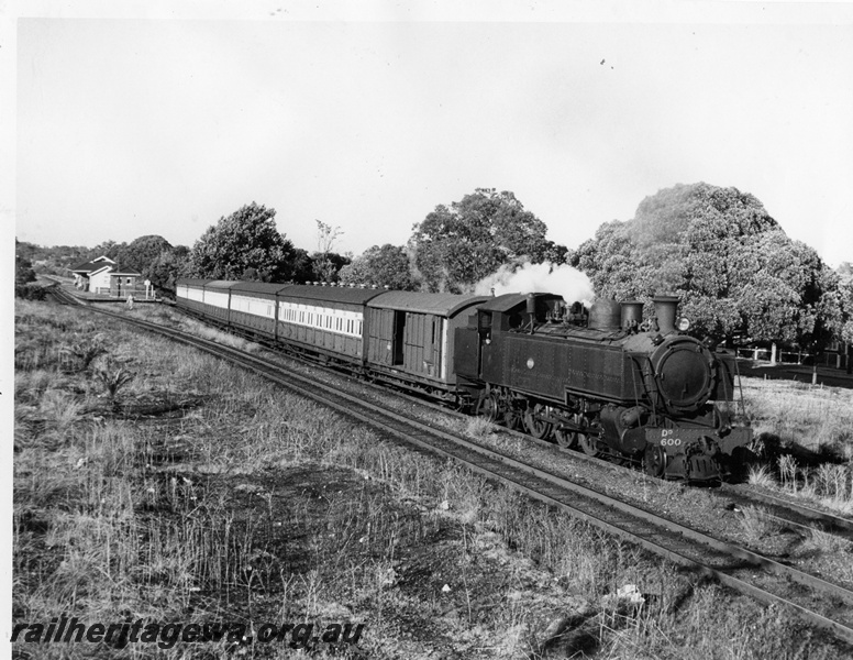 P10310
DD class 600, suburban passenger train departing Shenton Park, ex MRWA brakevan behind the loco
