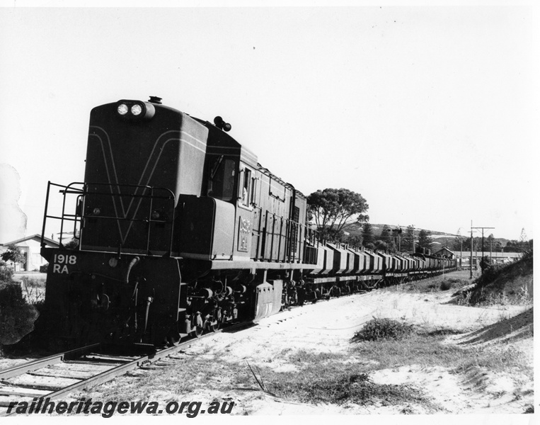 P10316
RA class 1918 in green livery hauling a train of nickel containers and fuel tank wagons, Esperance, CE line, view along the train
