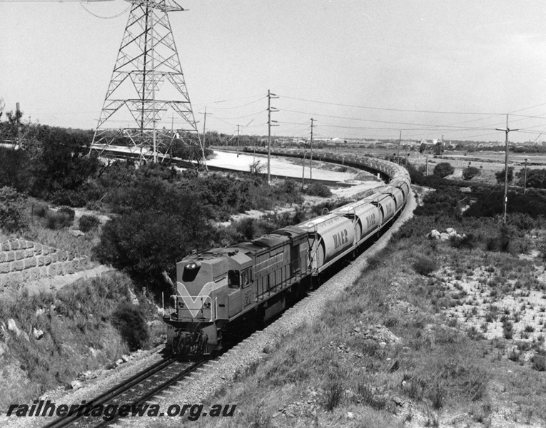 P10320
RA class 1911 with a train of empty grain hoppers returning from Kwinana, elevated view of the train taken from the Rockingham Road over bridge.
