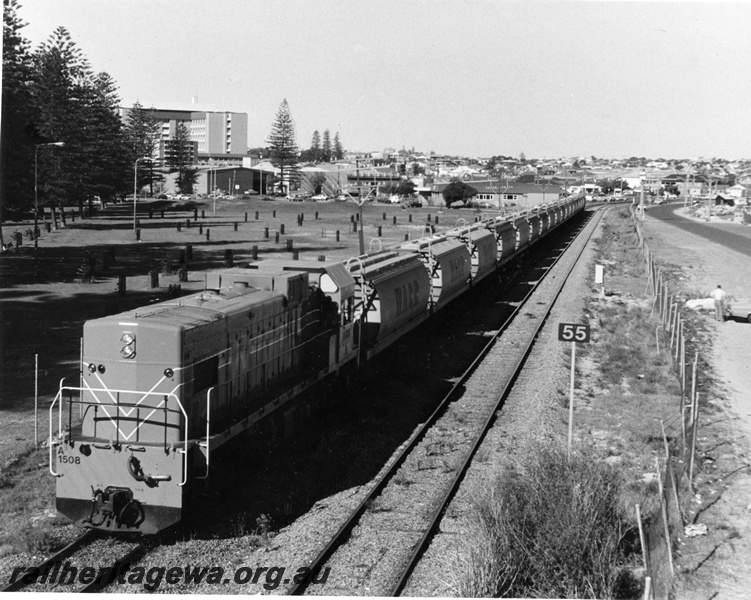P10334
A class 1508 diesel locomotive in Westrail orange livery with XW class wagons, front and side view, foreshore Esplanade, Fremantle.
