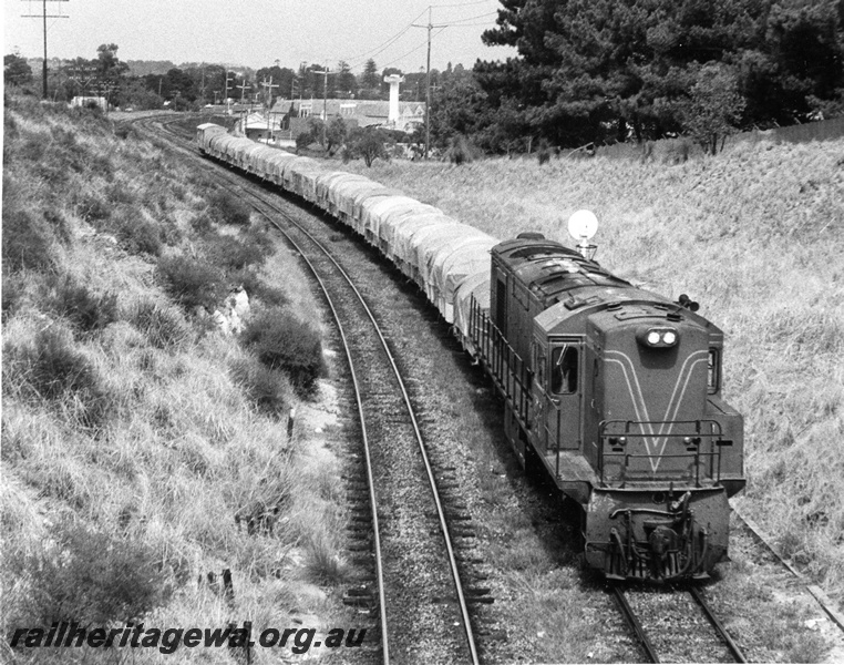 P10336
RA class 1912 diesel locomotive in green with red and yellow stripe livery, side and front view, with wagons covered with tarpaulins, pass show grounds, Claremont.
