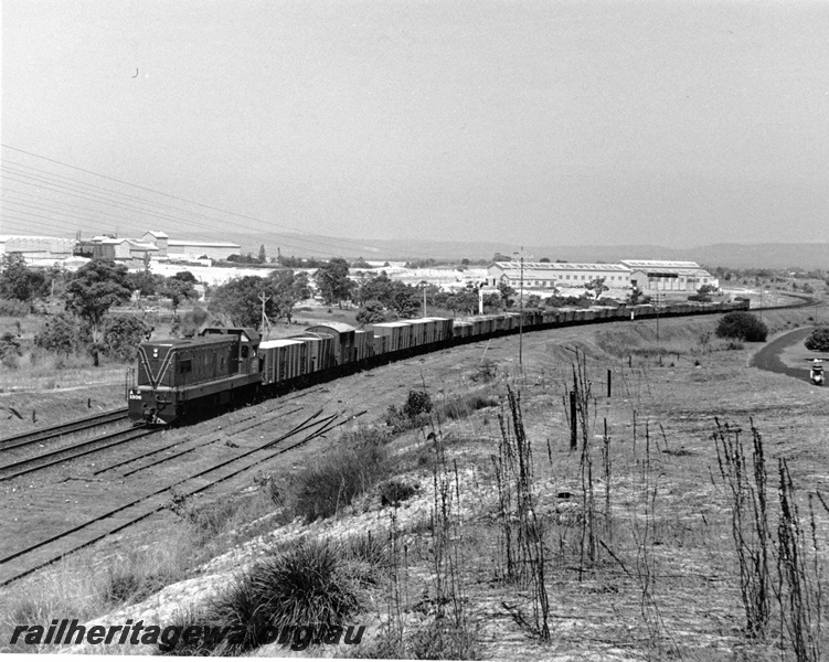 P10338
A class 1506 diesel locomotive in green with red and yellow stripe livery, narrow gauge grain train approaching Bayswater. Sections of old Belmont line in foreground.
