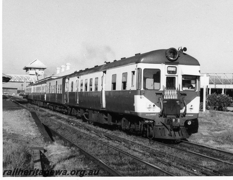 P10377
ADGV class suburban diesel railcar, front and side view, with AYE class carriages in the consist, signal box, footbridge, Claremont.
