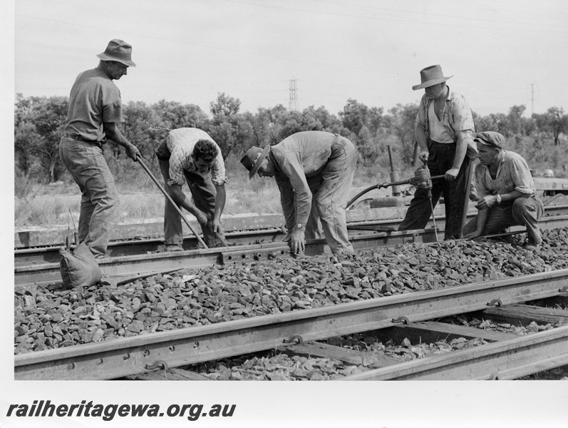 P10386
Track gang plating rails, gauging and boring. Location Unknown.
