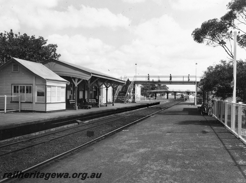 P10407
Signal box and main station building at Maylands with footbridge and Seventh Avenue bridge in background. In the distance is a suburban railcar set travelling to Mount Lawley. ER line.
